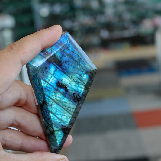 Labradorite diamond with stand